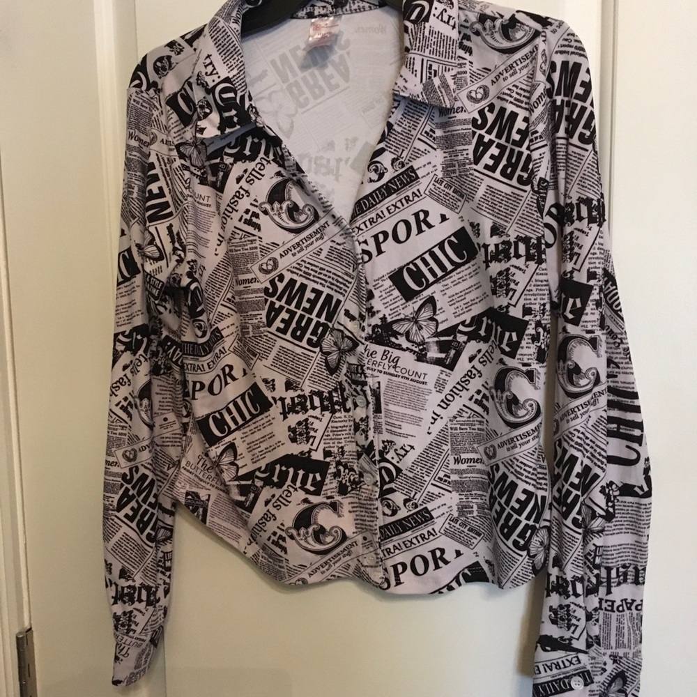 Newspaper Print Button-Front Top - Black & White L